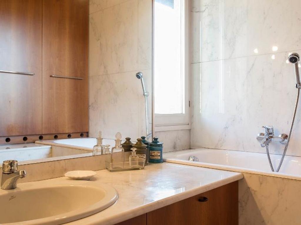 Roomy Apartment Duomo & San Babila Milano Exteriör bild